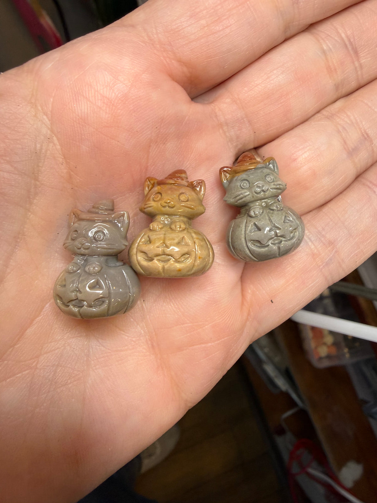 Alashon Agate Animals Cat Wolf Dog Cat on Pumpkin Crystal